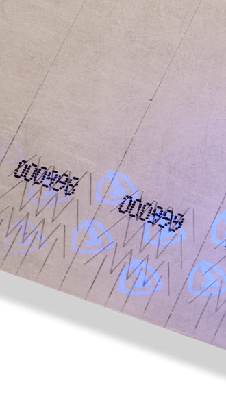 Plancha de pulseras A&C fotografiada bajo luz negra: los símbolos de seguridad brillan en azul junto a la numeración correlativa